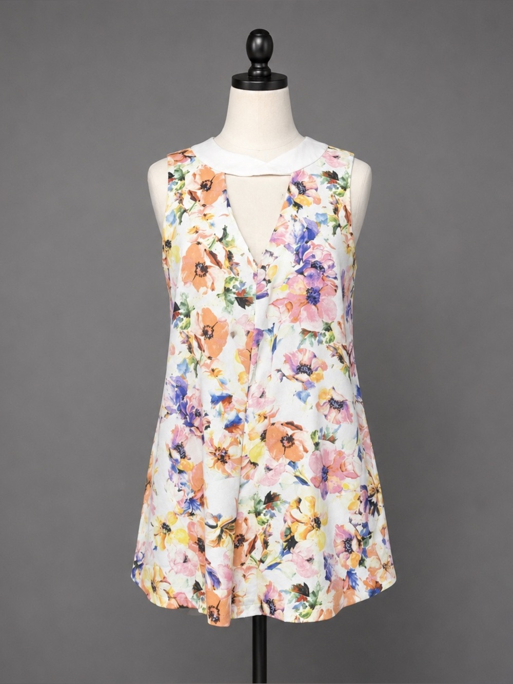 Paper Heart Floral Romper Women’s Size 8 Sleeveless Open Back Keyhole Pink